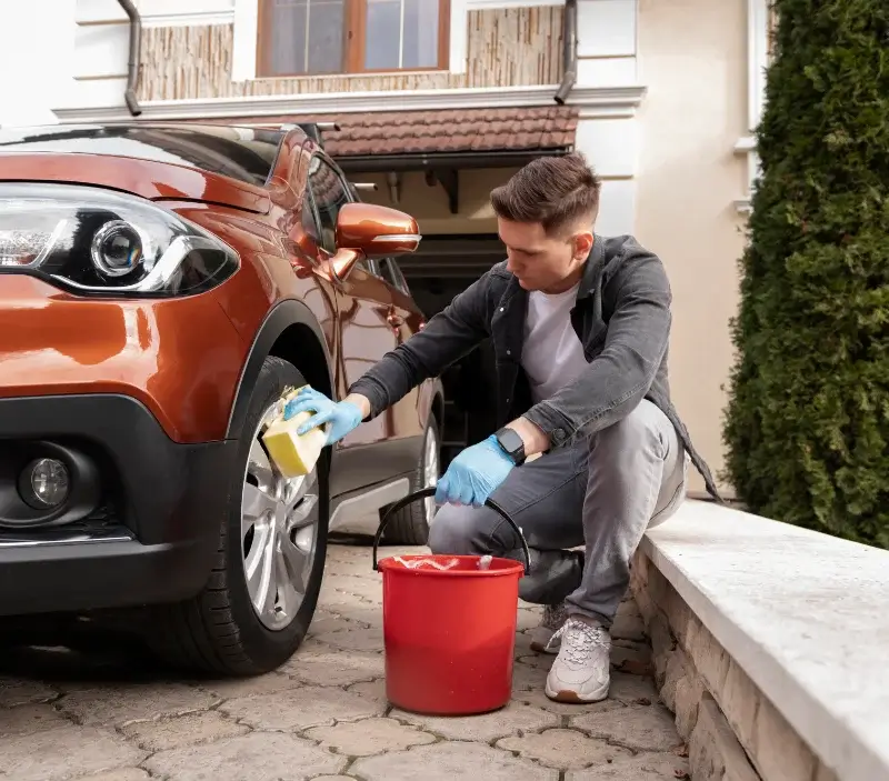 Lavage auto à domicile Saint-Albain : professionnel intervenant sur un véhicule